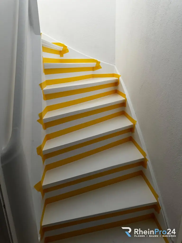 Treppe während der Arbeiten, Stufen abgeklebt – RheinPro24